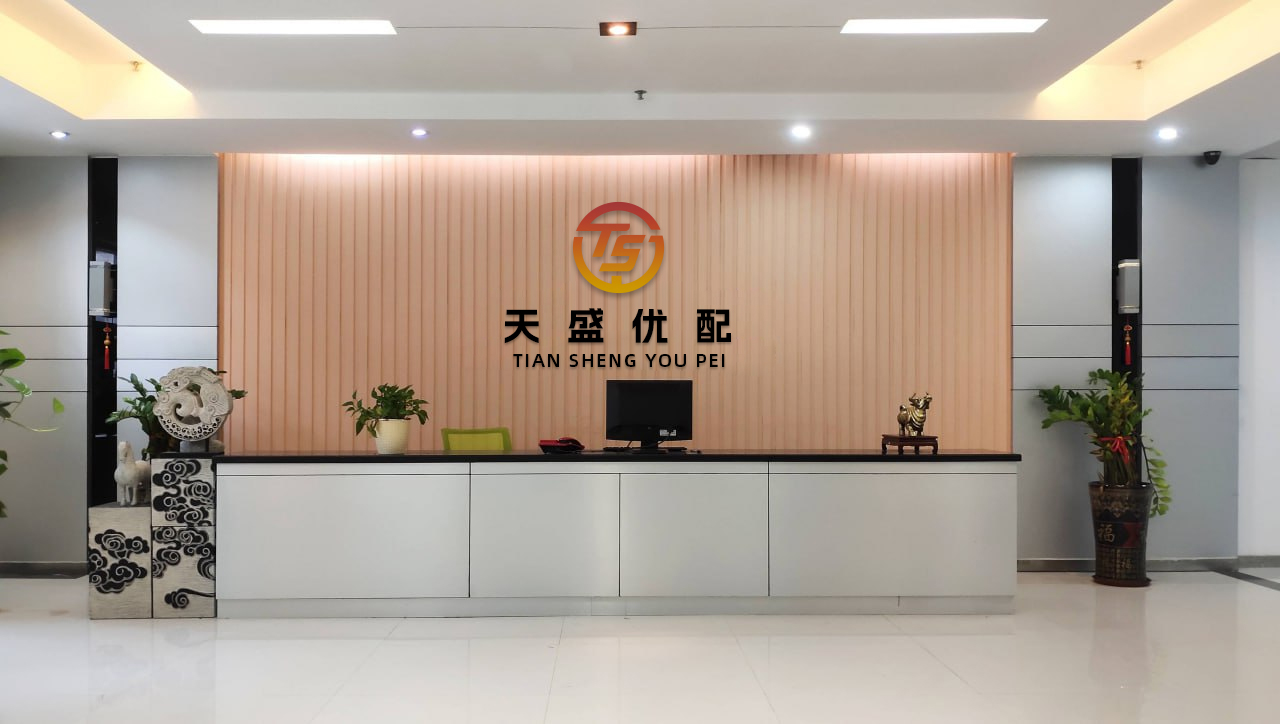 掌心策略 被“追杀”的小狗，为了生存躲进狭缝中...被救出一幕让人泪目！_卓琳_缝缝_温饱